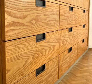 Tischlerei Sebastian Schramm, Dresden Neustadt – Schlafzimmerschrank, Detail Schubkästen mit Muschelgriffen aus Metall
