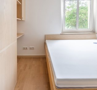 Tischlerei Sebastian Schramm, Dresden Neustadt – Schlafzimmer mit Regal, Schrank und Bett
