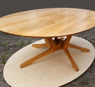 Tischlerei Sebastian Schramm Dresden Neustadt - Tisch mit ovaler Tischplatte