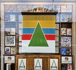 Tischlerei Sebastian Schramm, Dresden Neustadt – Wohnzimmer Bücherregal Wildeiche, im Schaufenster der Möbelmanufaktur Schramm