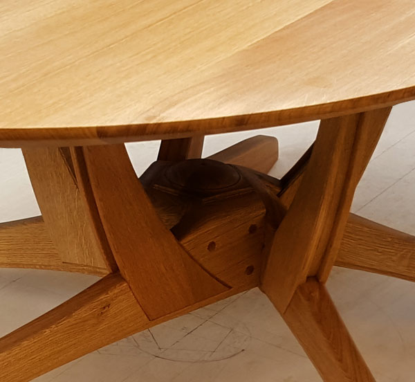 Tischlerei Sebastian Schramm - Tisch mit ovaler Tischplatte
